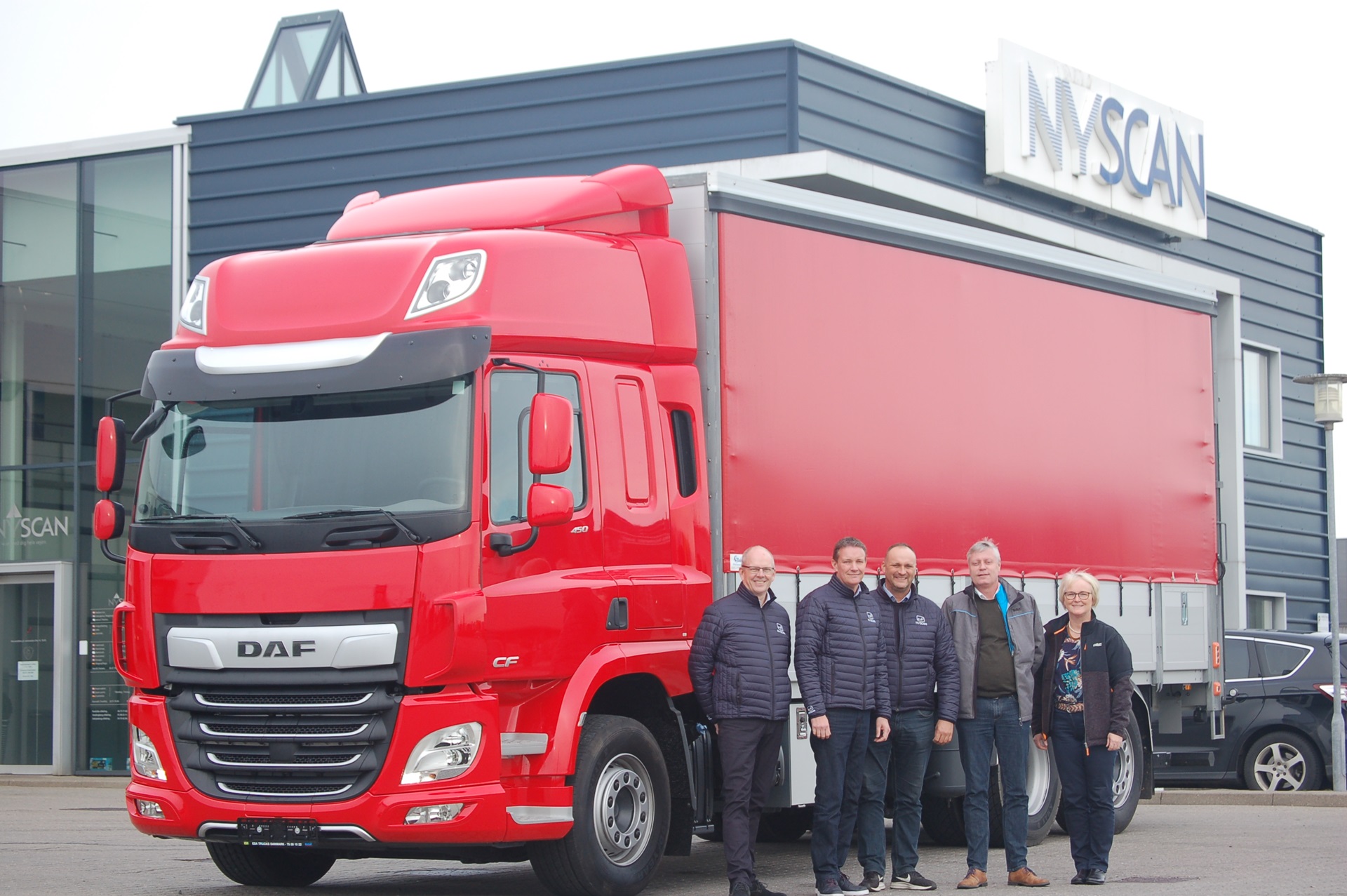 Jan Nicolaisen, Christian Barsøe og Johnny Lind fra Nyscan Trucks A/S og Lars Klogborg og Rita M. Hansen fra DAF Trucks Danmark A/S fotograferet på Nyscan’s anlæg i Køge efter kontraktunderskrivelsen.