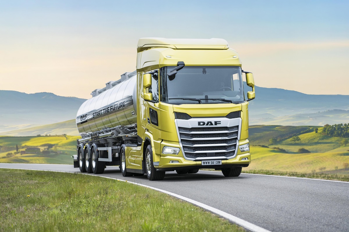 1.3. New Generation DAF XF 4x2 tractor with Kerb View Window