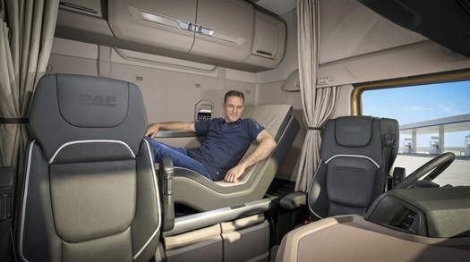21-DAF-Single-Driver-Luxury-Package-Driver-on-Relax-Bed